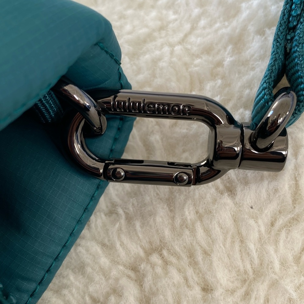 🎉🎉 HOST PICK 🎉🎉 Lululemon Quilted Grid Crossbody Bag Storm Teal NWT - Picture 10 of 11